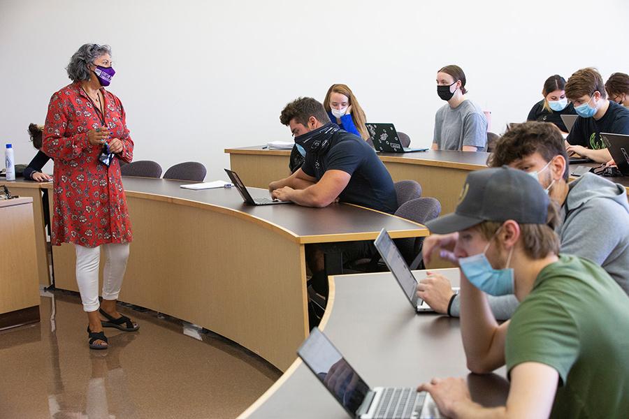 Profesora Pilar Melero durante un clase de español.