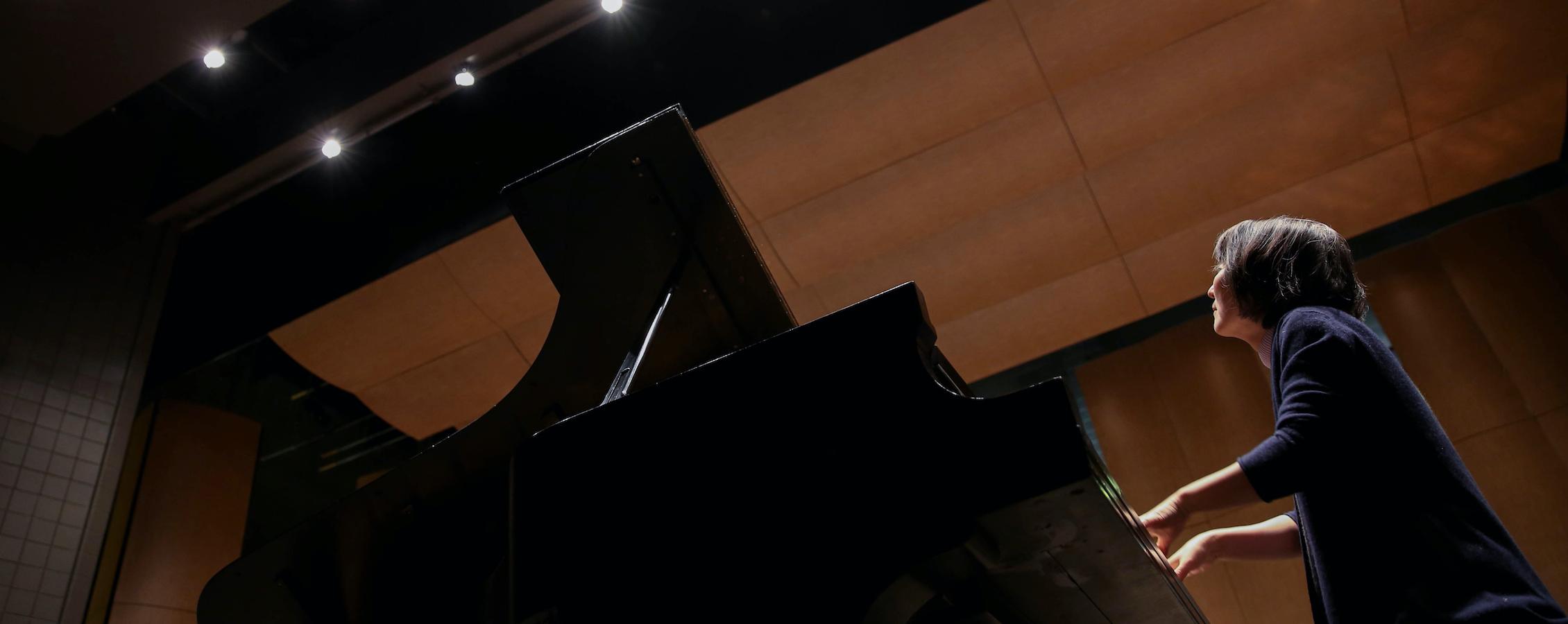 足彩平台 student plays piano in Light Recital Hall