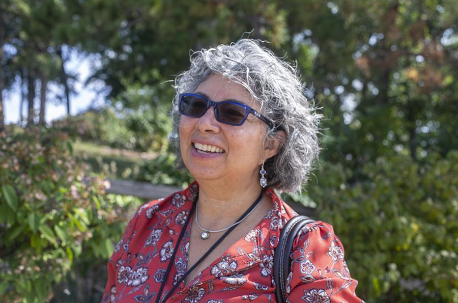 Pilar Melero, profesora de lenguas y literaturas, en el campus tras una clase.